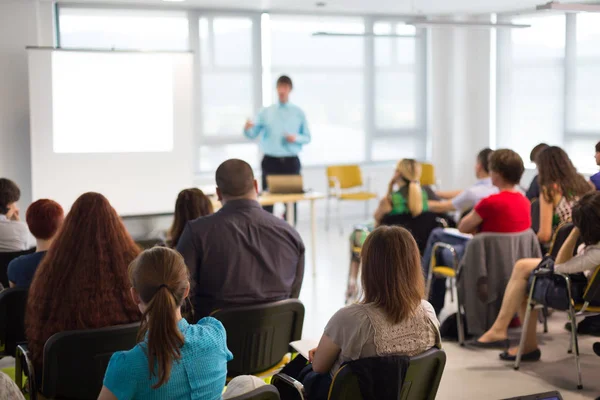 Spreker geeft presentatie over zakelijke conferentie. — Stockfoto