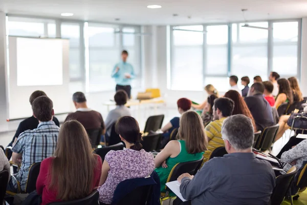 Speaker giving presentation talk at business conference. — Stock Photo, Image