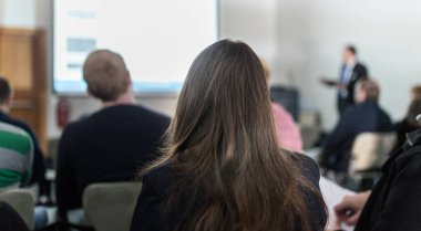 İş konuşmacısı iş konferansında konuşma yapacak..