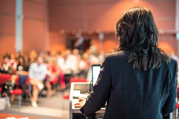 Mulher oradora pública dando palestra no evento de negócios . — Fotografia de Stock