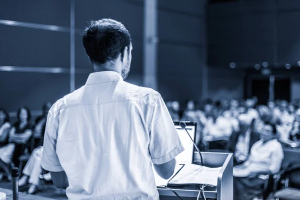 Orador público dando palestra no evento de negócios. — Fotografia de Stock