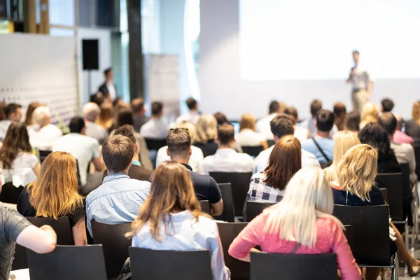 Wirtschaftssprecher hält einen Vortrag auf einer Konferenz. — Stockfoto