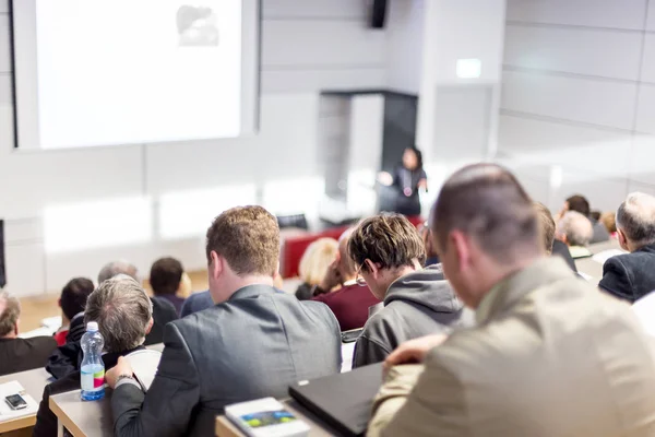 Obchodní mluvčí přednáší na obchodní konferenci. — Stock fotografie