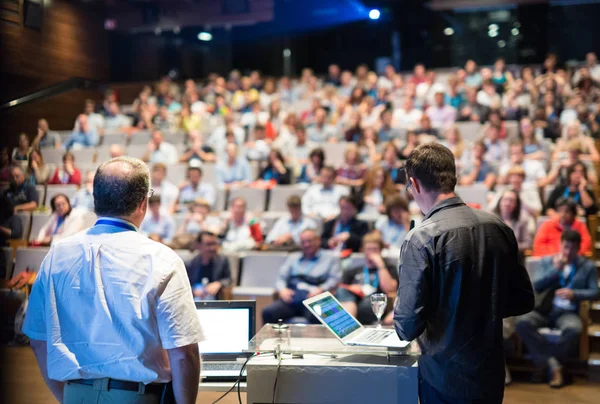 Ponente público dando charla en evento de negocios. —  Fotos de Stock