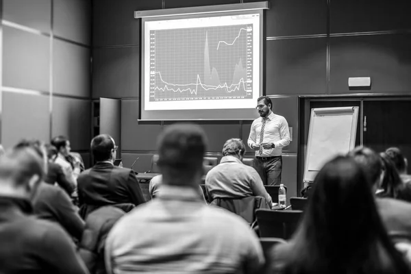 Palestrante público habilidoso dando uma palestra em reunião de negócios. — Fotografia de Stock