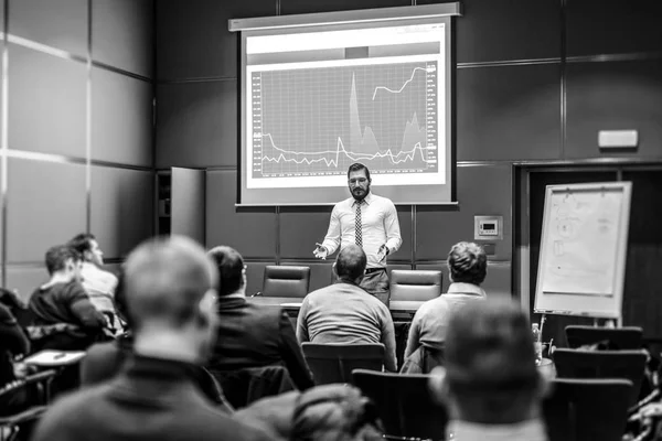 Skiled Public Speaker geeft een lezing op Business Meeting. — Stockfoto