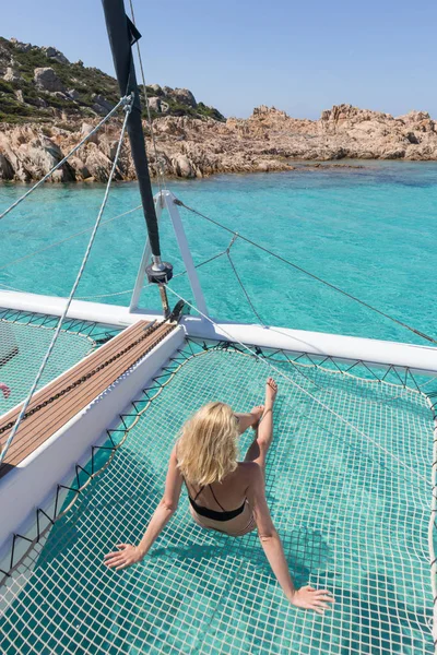 Bikini Para Mujer Bronceándose Relajándose Crucero Verano Velero Tumbado Una — Foto de Stock