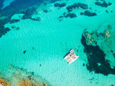 Drone havadan görünümü katamaran yelken teknenin Maddalena adalar, Sardunya, İtalya.