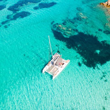 Drone havadan görünümü katamaran yelken teknenin Maddalena adalar, Sardunya, İtalya.