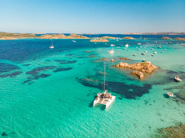 Drone vista aérea de catamarán velero en el archipiélago de Maddalena, Cerdeña, Italia . — Foto de Stock