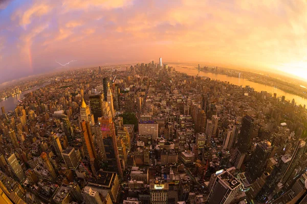 Nova York skyline com arranha-céus de Manhattan no pôr-do-sol tempestuoso dramático, EUA. — Fotografia de Stock