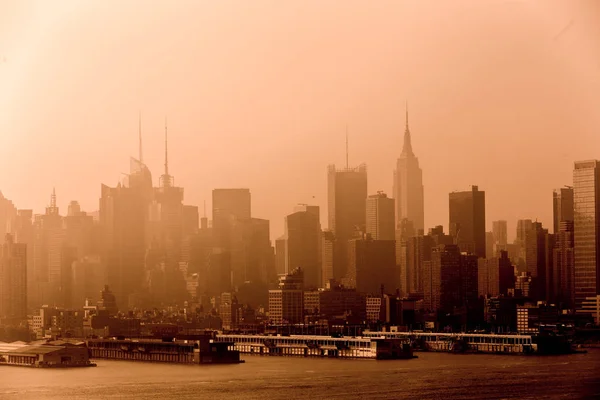 New York City belvárosa Manhattan városának városképe panoráma a Boulevard East Old Glory Parkból Hudson folyó felett. — Stock Fotó