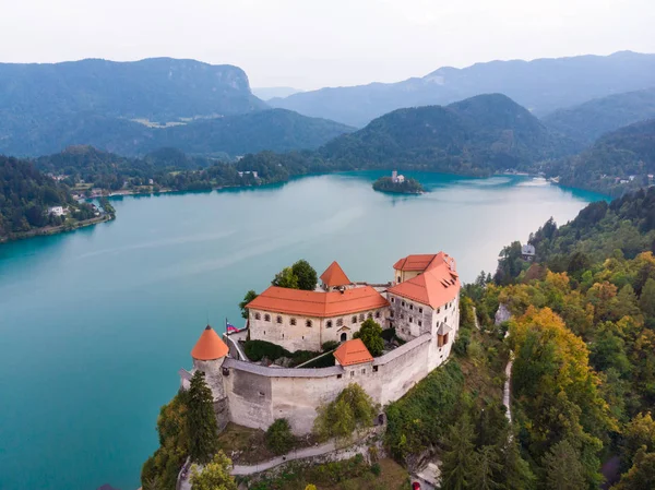 Medeltida slott på Bled sjö i Slovenien — Stockfoto