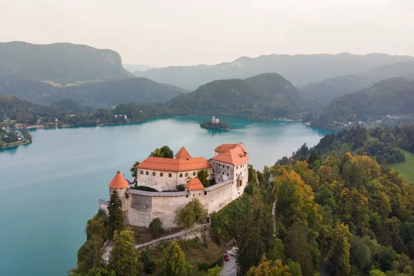 Medieval castle on Bled lake in Slovenia — Stock Photo, Image