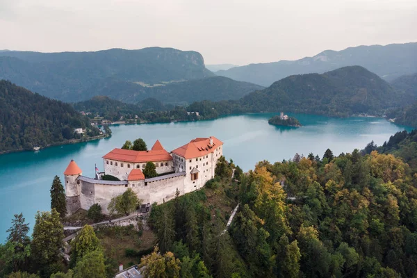 Mittelalterliche Burg am Bleder See in Slowenien — Stockfoto