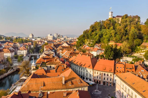 Město Lublaň, hlavní město Slovinska v teplém odpoledním slunci. — Stock fotografie