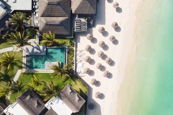 Flygfoto över fantastiska tropiska vit sandstrand med palm lämnar paraplyer och turkost hav, Mauritius. — Stockfoto