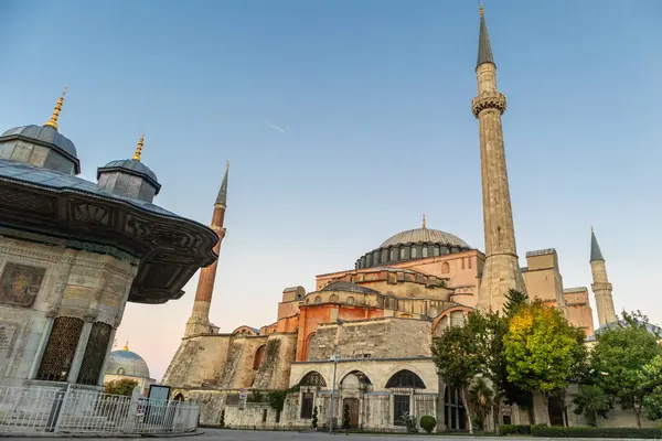 圣索菲亚大教堂圆顶和尖塔在伊斯坦布尔, 土耳其, 在日出的老城区. — 图库照片
