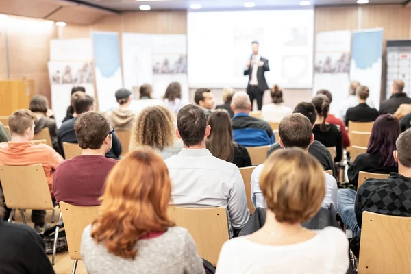 Obchodní mluvčí přednáší na obchodní konferenci. — Stock fotografie