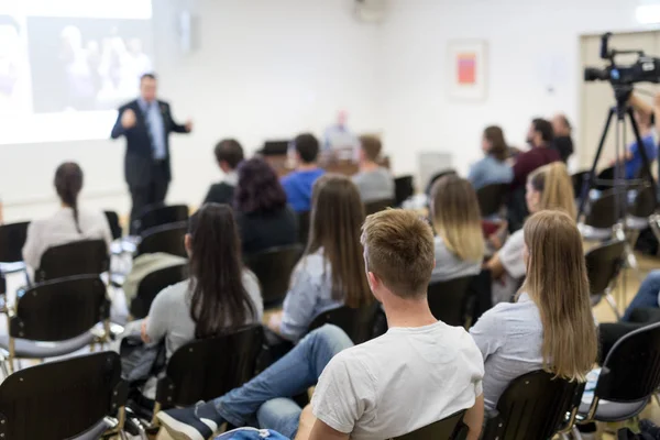 Professor palestrante em sala de aula na universidade . — Fotografia de Stock