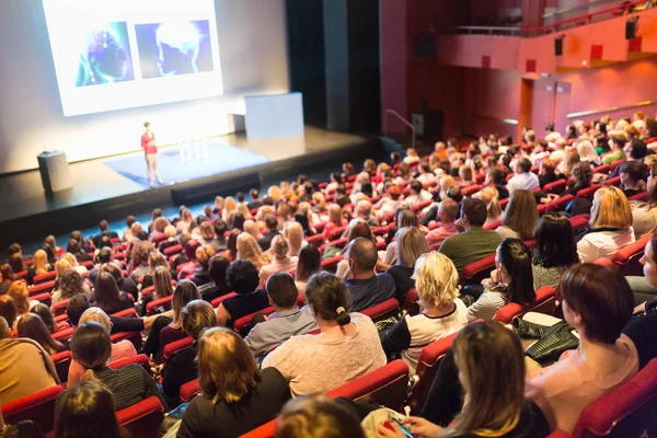 Spreker geeft presentatie over wetenschappelijke zakelijke conferentie. — Stockfoto