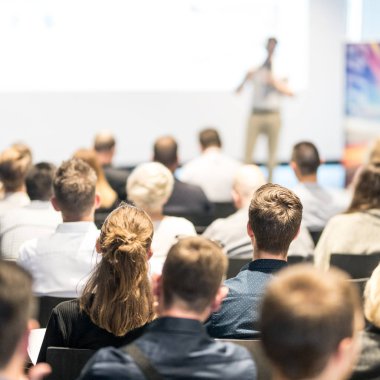 İş konuşmacısı iş konferansında konuşma yapacak..