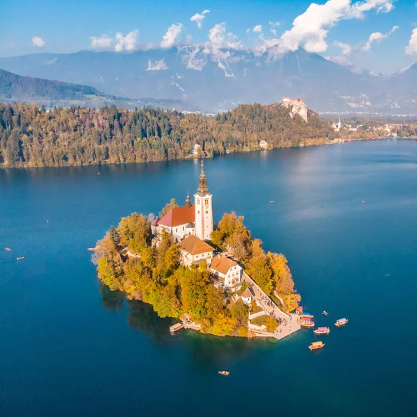 Vista aérea de la isla de Bled en el lago Bled, y el castillo de Bled y las montañas en el fondo, Eslovenia . —  Fotos de Stock