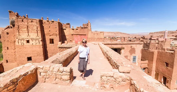 Mulher em viagem em Ait Benhaddou kasbah, Ouarzazate, Marrocos . — Fotografia de Stock