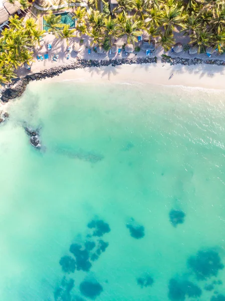 Aerial view of amazing tropical white sandy beach with palm leaves umbrellas and turquoise sea, Mauritius. — Stock Photo, Image
