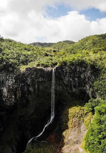 Αεροφωτογραφία πάνω προοπτική καταπληκτική 500 πόδια ψηλό καταρράκτη στη ζούγκλα τροπικό νησί του Μαυρίκιου. — Φωτογραφία Αρχείου