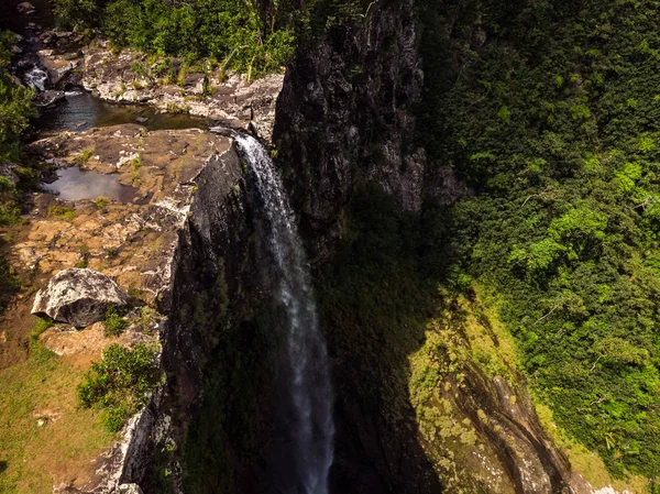Αεροφωτογραφία πάνω προοπτική καταπληκτική 500 πόδια ψηλό καταρράκτη στη ζούγκλα τροπικό νησί του Μαυρίκιου. — Φωτογραφία Αρχείου