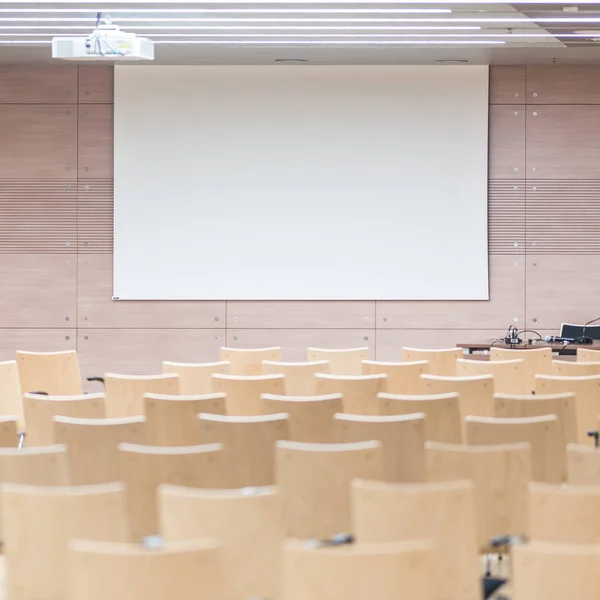 Leere Holzsitze in einem kleinen Hörsaal. — Stockfoto