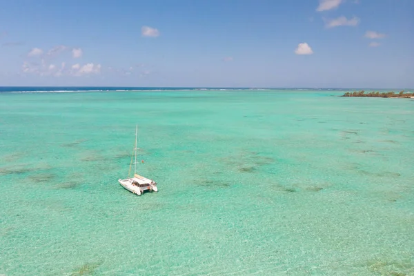 モーリシャスのターコイズ ブルーのラグーンのイル オ セルフ島ラグーンでのセーリング カタマラン ボートの空撮. — ストック写真