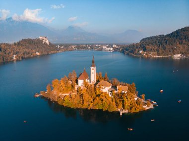Bled Island lake Bled ve Bled kale ve arka plan, Slovenya dağlarda havadan görünümü.