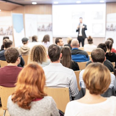 İş konuşmacısı iş konferansında konuşma yapacak..
