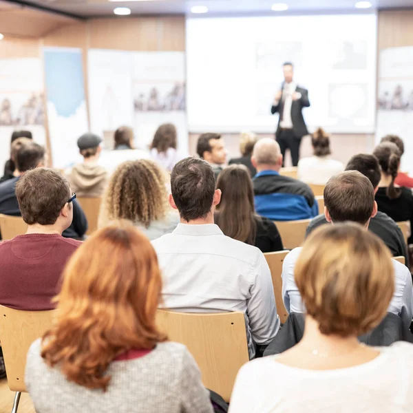 Prelegent biznesowy przemawiający na konferencji biznesowej. — Zdjęcie stockowe