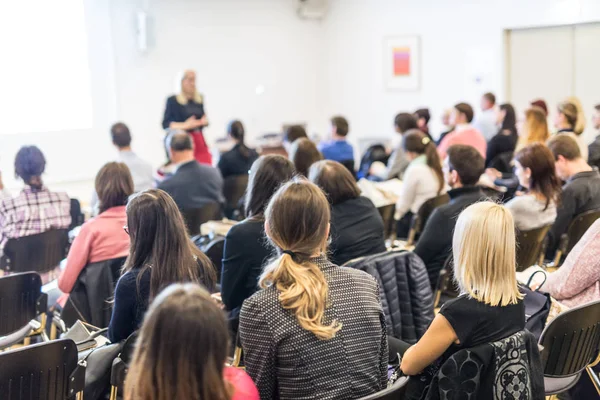 Kvinna ger presentation på konferens workshop. — Stockfoto