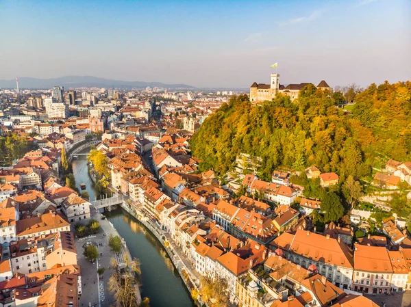 Ljubljana városképe, Szlovénia fővárosa a meleg délutáni napsütésben. — Stock Fotó