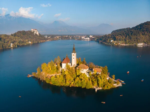 A légi felvétel a Bled-szigetre a Bled-tótól, és a Bledi várra és a hegyek a háttérben, Szlovénia. — Stock Fotó