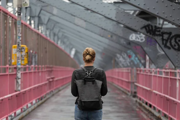 Mujer solitaria y casual caminando por el carril bici en Williamsburg Bridge, Brooklyn, Nueva York, EE.UU. — Foto de Stock
