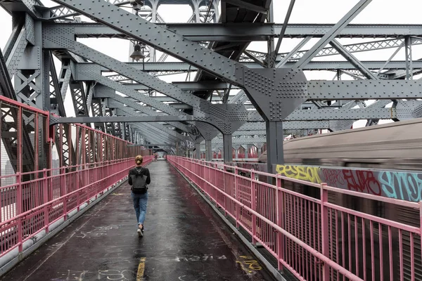 Mujer solitaria y casual caminando por el carril bici en Williamsburg Bridge, Brooklyn, Nueva York, EE.UU. —  Fotos de Stock