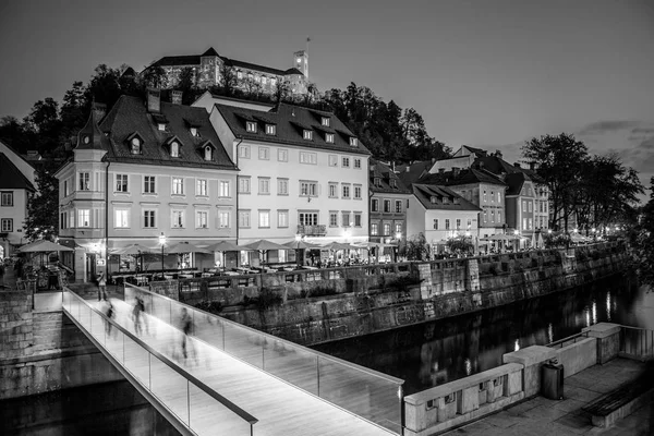 Kvällen panorama av riverfront i Ljubljana, Slovenien. — Stockfoto