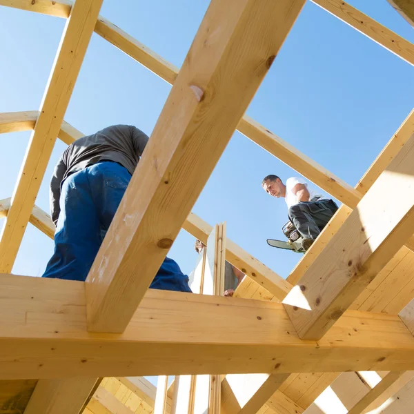 Ahşap çatı konstrüksiyonu ile iş yerinde üreticileri.