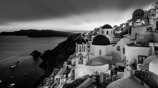 전통적인 그리스 Oia 흑인과 백인, 산 토 리 니 섬, 그리스. — 스톡 사진