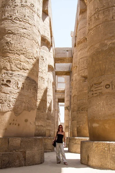 Női turista templomok Karnak, Luxor, Egyiptom ókori Théba — Stock Fotó