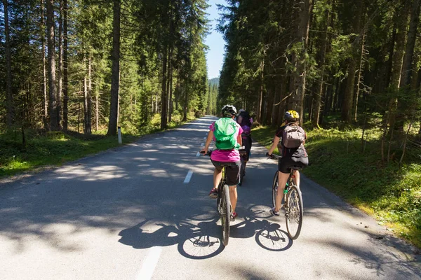 Aktive sportliche Frauen fahren Mountainbike auf Waldweg . — Stockfoto