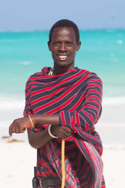 Traditonaly resim mükemmel tropikal petek beach, Zanzibar, Tanzanya, Doğu Afrika Masai siyah adam giyinmiş.