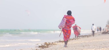 Traditonaly arka görünümü giyinmiş Masai adam el yapımı takı resim mükemmel tropikal petek beach, Zanzibar, Tanzanya, Doğu Afrika üzerinde satış.