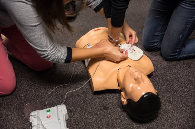 İlk yardım eğitimi. Defibrilatör Cpr uygulama