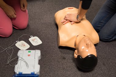 İlk yardım eğitimi. Defibrilatör Cpr uygulama